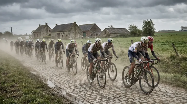 Radfahrer auf Kopfsteinpflaster bei Paris-Roubaix