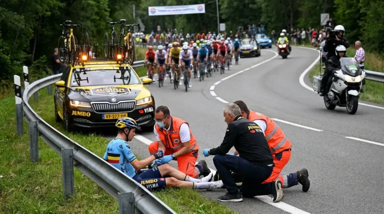 Radfahrer nach Sturz oder Ausfall bei einem Rennen