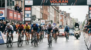 Massensprint bei einer Flachetappe mit Sprintern an der Ziellinie