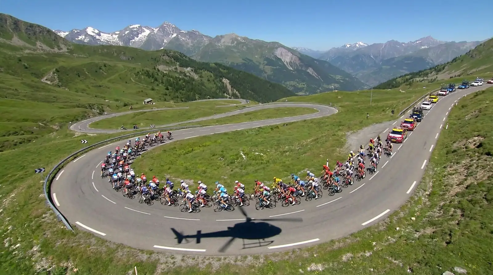 Tour de France Peloton bei einer Bergetappe in den Alpen